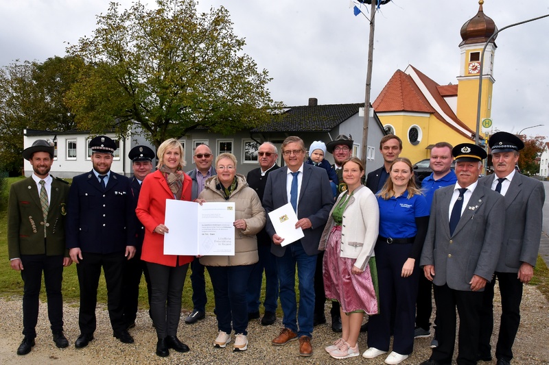 Das Helchenbacher Dorfwirtshaus, Treffpunkt und Bleibe für das Dorf und seine Vereine ist gerettet. Dank der Initiative von Rohrs Bürgermeisterin Birgit Steinsdorfer konnte die Dorfwirtschaft samt dem rund 2000 Quadratmeter großen Grundstück durch die Kommune erworben werden. Dies mit kräftiger finanzieller Unterstützung des Freistaats. So gab es eine Förderung über 64.000 Euro aus Mitteln der Fraktionsreserve, die Landtagsabgeordnete Petra Högl möglich gemacht hatte. Daneben weitere 21.000 Euro vom Amt für ländliche Entwicklung Niederbayern (ALE). Im Beisein aller Helchenbacher Vereine übergab Petra Högl gemeinsam mit ALE-Amtsleiter Hans-Peter Schmucker die Förderurkunde an Bürgermeisterin Steinsdorfer.
Foto: Martin Haltmayer