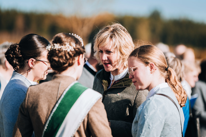 Unter großem Interesse aus Landwirtschaft, Gastronomie und Politik ist am Samstag, den 11. April 2026, die diesjährige Spargelsaison in Abensberg offiziell eröffnet worden. Den symbolischen ersten Spargelstich vollzog die Präsidentin des DEHOGA Bayern, Angela Inselkammer, die dabei die hohe Qualität und den großen handwerklichen Aufwand beim Anbau des regionalen Edelgemüses würdigte.