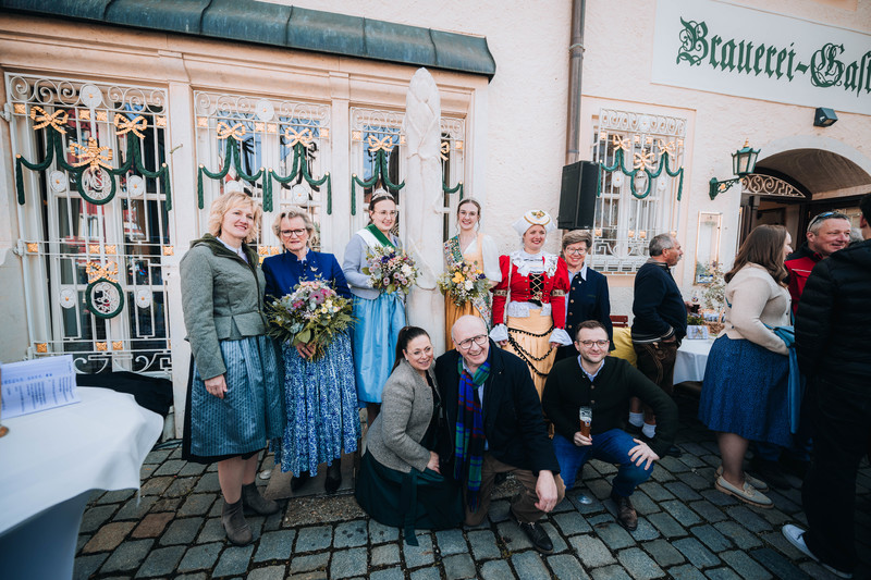 Unter großem Interesse aus Landwirtschaft, Gastronomie und Politik ist am Samstag, den 11. April 2026, die diesjährige Spargelsaison in Abensberg offiziell eröffnet worden. Den symbolischen ersten Spargelstich vollzog die Präsidentin des DEHOGA Bayern, Angela Inselkammer, die dabei die hohe Qualität und den großen handwerklichen Aufwand beim Anbau des regionalen Edelgemüses würdigte.