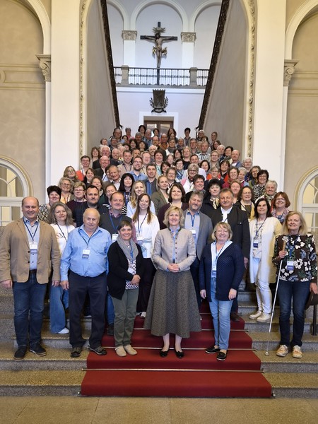 Einen eindrucksvollen Blick hinter die Kulissen der Landespolitik konnten kürzlich rund 100 Mitglieder des Bayerischen Bauernverbandes aus den Landkreisen Kelheim und Landshut bei einem Besuch im Bayerischen Landtag gewinnen. Auf Einladung der Kelheimer Landtagsabgeordneten Petra Högl (CSU) ging es für die Teilnehmer, darunter auch Kelheims Kreisbäuerin Rita Schultes, Kelheims Kreisobmann Martin Mittermeier, Landshuts Kreisobmann Georg Sachsenhauser sowie Landshuts Kreisbäuerin Angelika Graf nach München ins Maximilianeum, dem Sitz des Bayerischen Landtages.