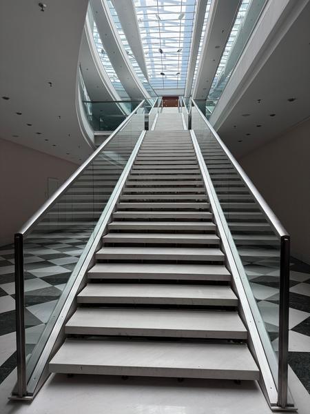 Im Dienstsitz des Bayerischen Ministerpräsidenten sollen die verglasten Treppen im Stil der Himmelsleitern den Eindruck von Schiffstreppen erwecken.