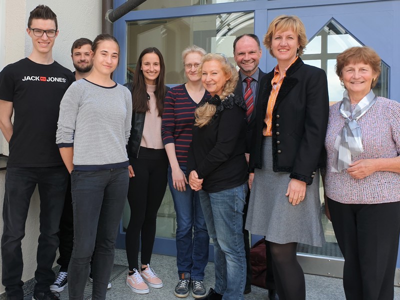 Gemeinsam mit Sch�lern der Berufsfachschule f�r Physiotherapie in Bad G�gging wirbt MdL Petra H�gl (2 v.r.) f�r das Berufsbild des Physiotherapeuten