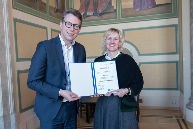 Bayerns Wissenschaftsminister Markus Blume übergibt an Kelheims Landtagsabgeordnete Petra Högl die Urkunde für das Technologietransferzentrum in Mainburg