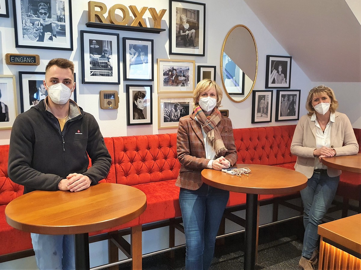 Landtagsabgeordnete Petra H�gl (Mitte) im Austausch mit Gerda und Alexander Kroi�, die in Abensberg das Roxy-Kino betreiben