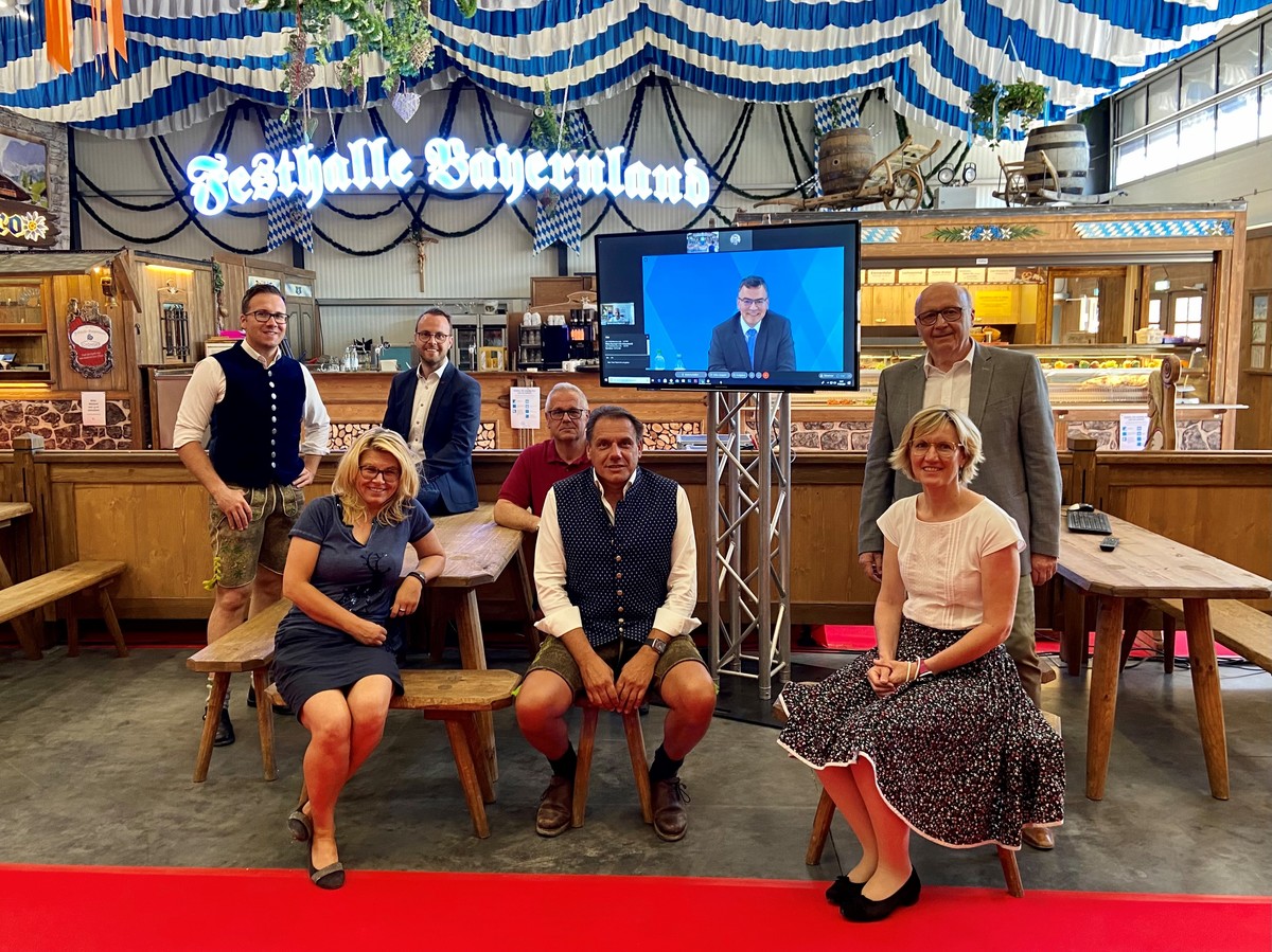 Staatskanzleichef Dr. Florian Herrmann war auf einem Bildschirm den G�sten in der in der Festhalle Bayernland zugeschaltet. Mit dabei waren (v.l.) Gillamoos-Festwirt Daniel Schneider, Festwirtin Petra Sch�niger, Abensbergs Stadt- und Kreisrat Niklas Neume