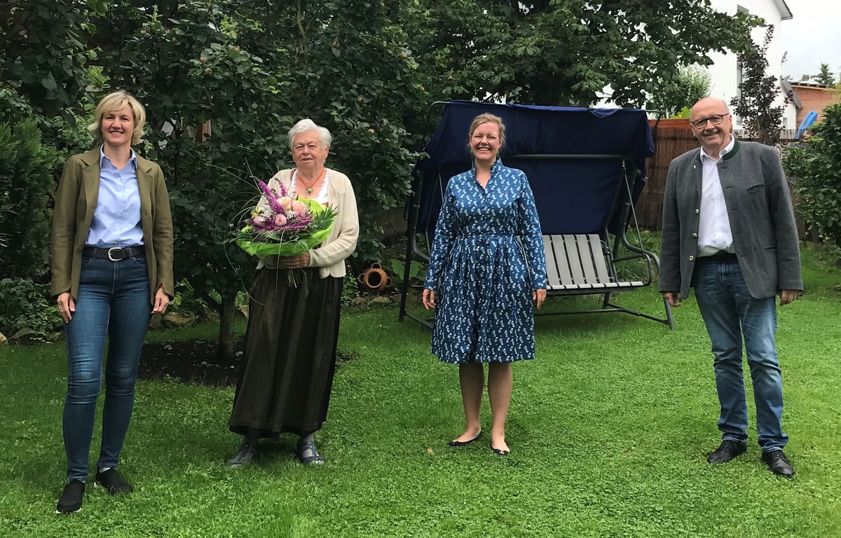 Landtagsabgeordnete Petra Hgl (l.), Landrat Martin Neumeyer und FU-Vorsitzende Maureen Sperling (2.v.r.) gratulierten Heidi Pfundt zu ihrem 80. Geburtstag (Foto: Petra Hgl)