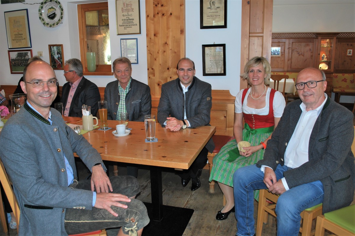 (V.l.) B�rgermeister Franz H�gl, Kreisrat Alfons Ziegler, stv. Landrat Martin Huber, Bundestagsabgeordneten Florian O�ner und Landrat Martin Neumeyer. Foto: Maria Aicher