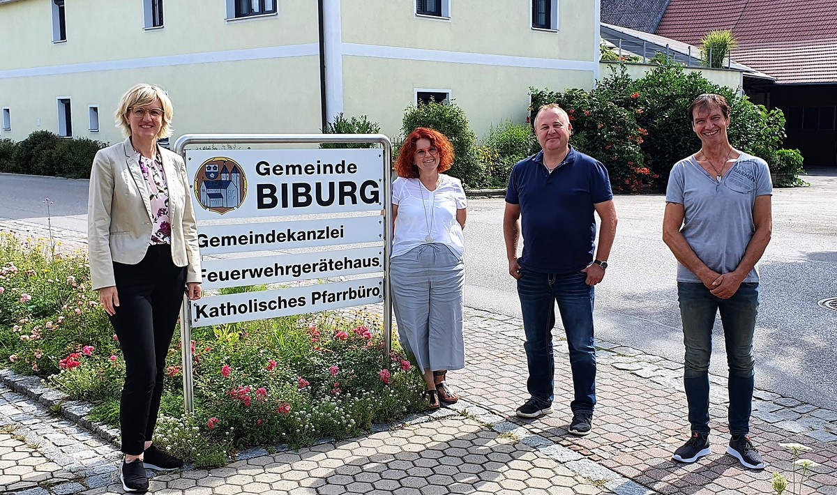 Petra H�gl (l.) im Gespr�ch mit B�rgermeisterin Bettina Danner und den beiden stellvertretenden B�rgermeistern Franz Zwerger und Martin Radspieler � Foto: Scheuerer Stefan