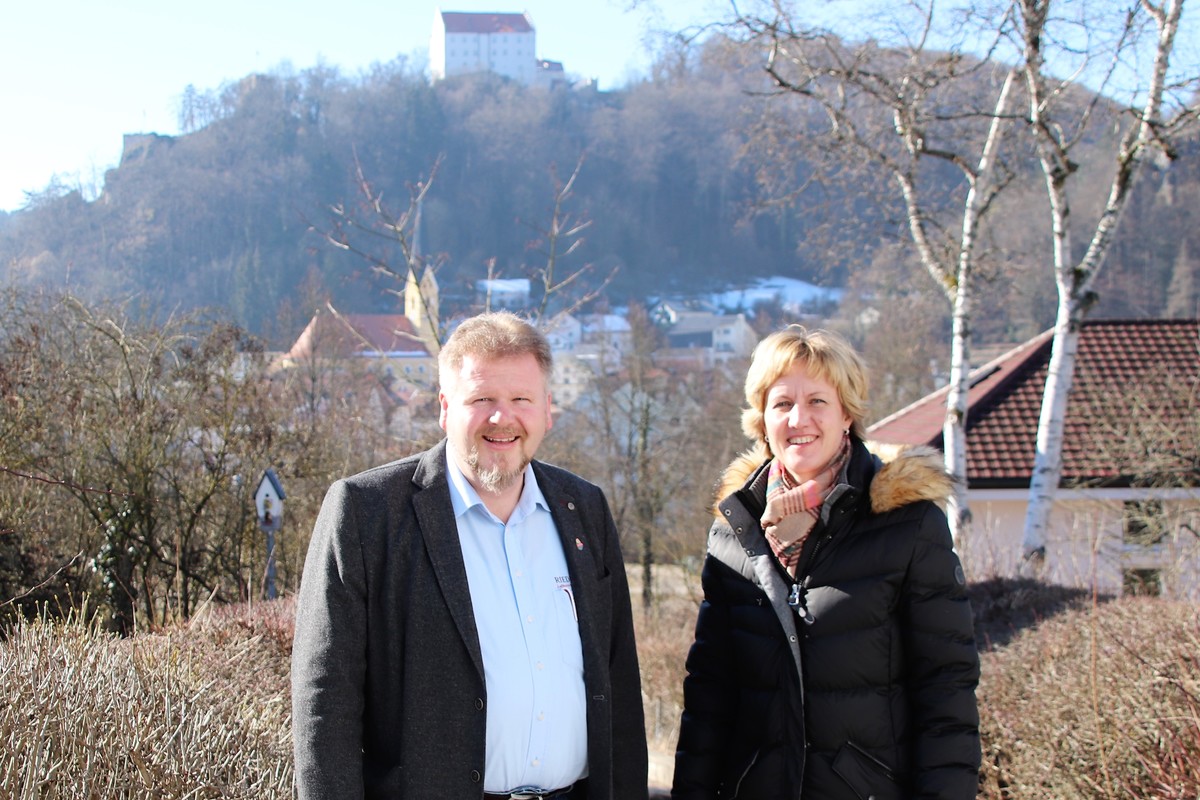 Landtagsabgeordnete Petra H�gl im Gespr�ch mit Riedenburgs B�rgermeister Siegfried L�sch. Viele Themen mit landespolitischen Bezug gab es zu besprechen.