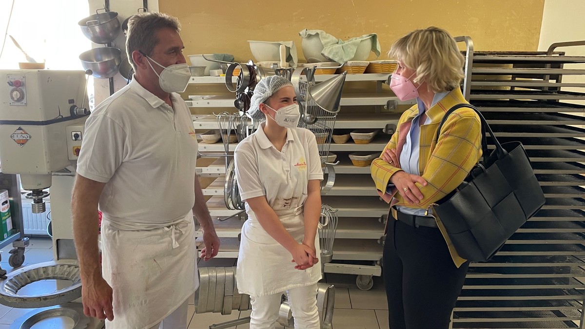 Seit August vergangenen Jahres ist Melissa Rackl (Mitte) Auszubildende zur Bäckerin beim Familienbetrieb Bugl. Im Gespräch mit MdL Petra Högl und Armin Bugl berichtet sie über Erfahrungen in ihrer Ausbildung. (Foto: Thiel)