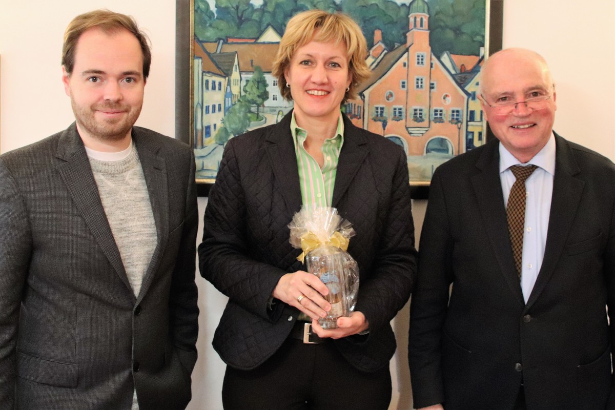 Zu aktuellen Themen der Stadt Mainburg tauschte sich Landtagsabgeordnete Petra H�gl mit B�rgermeister Josef Reiser (r.) und Gesch�ftsleiter Karl Raster aus