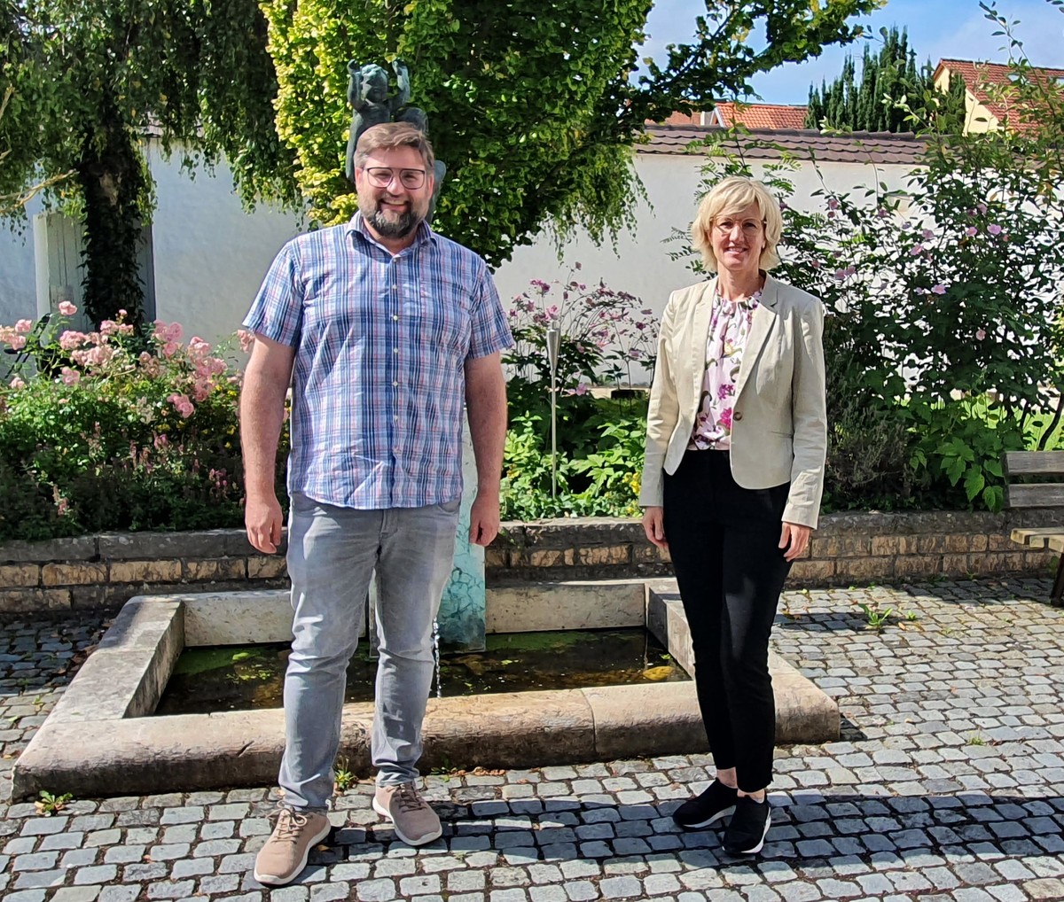 Freuen sich über die Förderzusage aus München: MdL Petra Högl und Kelheims Bürgermeister Christian Schweiger