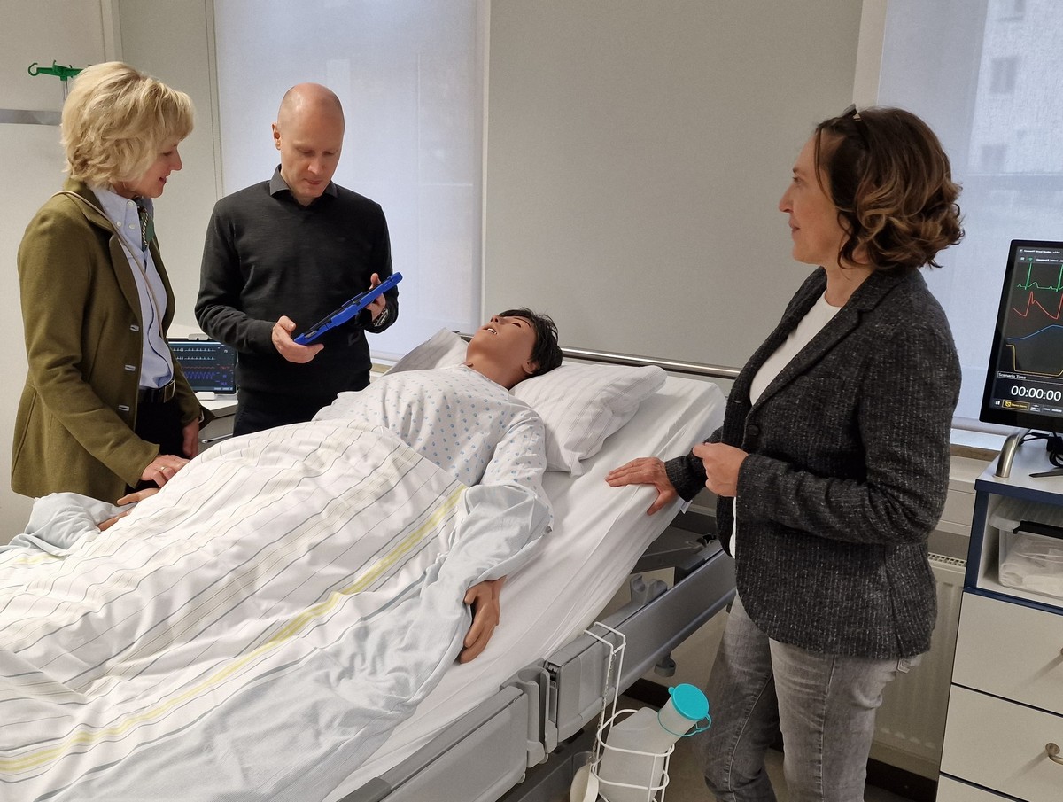 Hans Dietmar Gnther, stellvertretende Schulleiter der Pflegeschule, erlutert Petra Hgl (links) die verschiedenen Funktionen der Pflegepuppen, an welchen die angehenden Pflegefachkrfte ihr Wissen praktisch anwenden knnen. Mit am Bild ist auch Pia Eibl