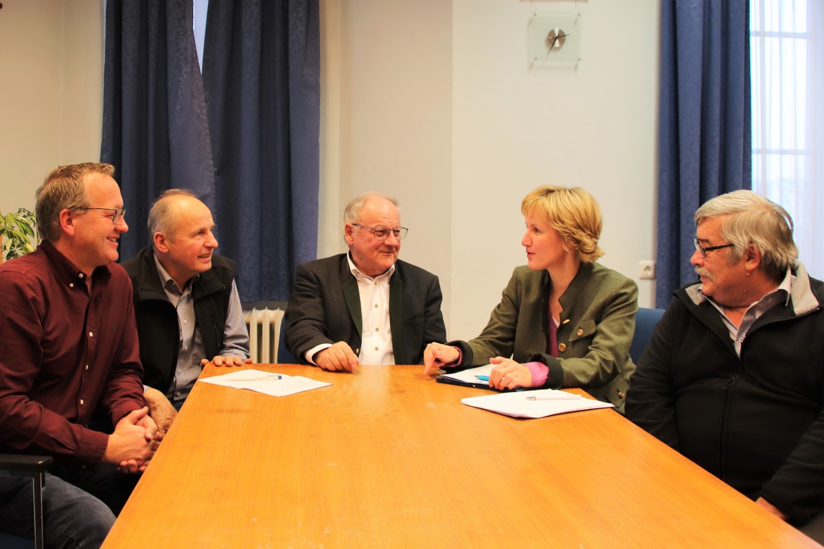 Die B�rgermeister Markus Huber, Franz Stiglmaier, Albert Morasch und Josef Hillerbrand im Gespr�ch mit Abgeordneter Petra H�gl 