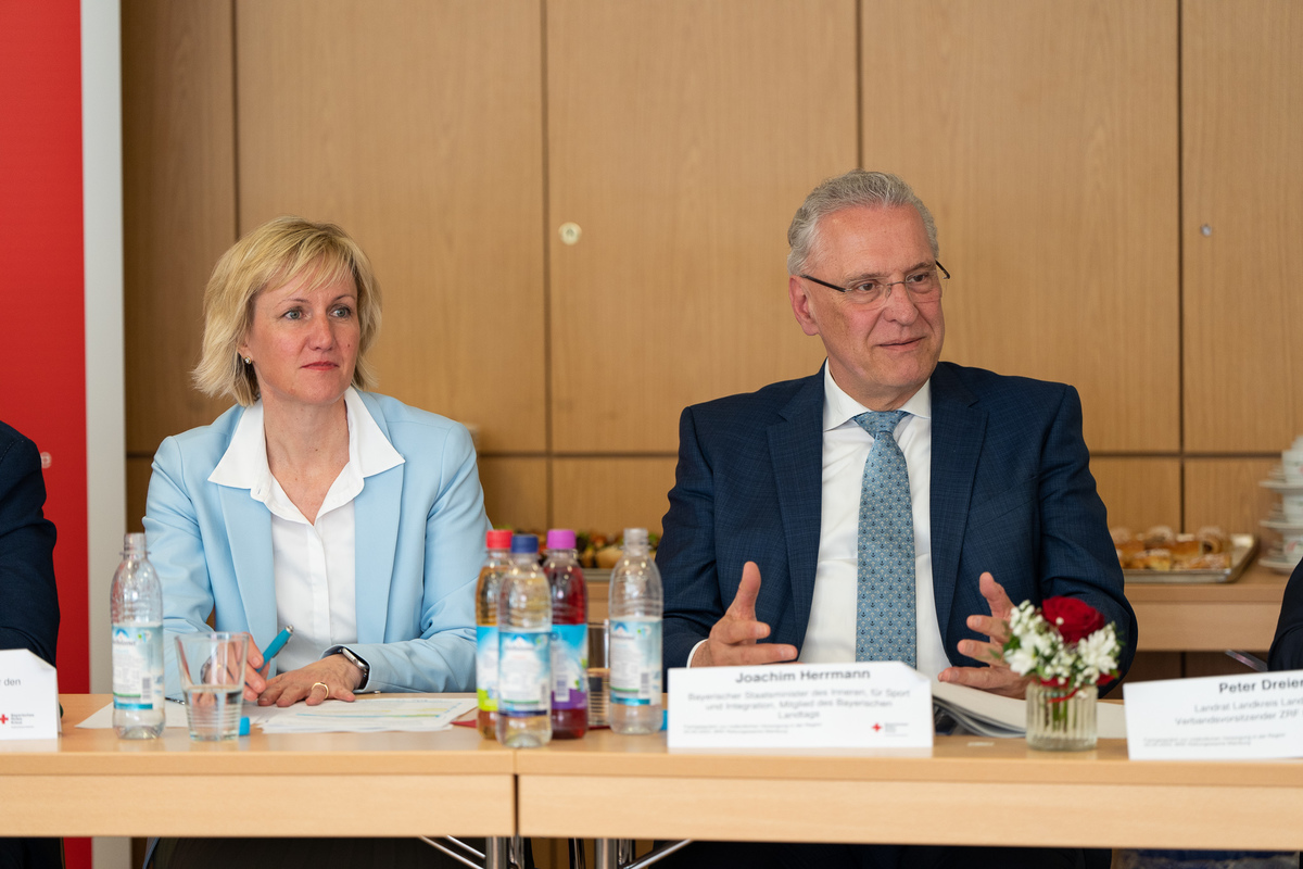 MdL Petra Högl und Bayerns Innenminister Joachim Herrmann diskutierten mit den Fachexperten der Region Verbesserungen in der Rettungs- und Notarztversorgung 