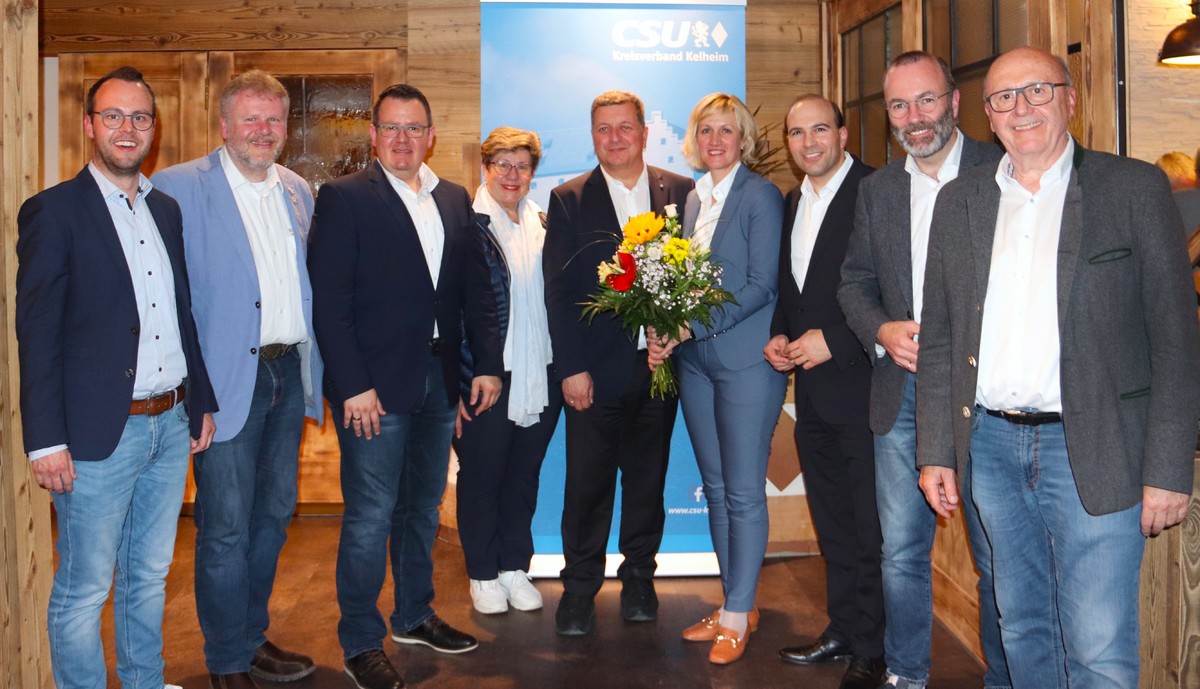 Bayerns Verkehrsminister und Vorsitzender der CSU Niederbayern, Christian Bernreiter (5. v. l.) gratuliert Petra Högl (4.v.r.) zur Wahl zur CSU-Kreisvorsitzenden im Kelheimer Landkreis