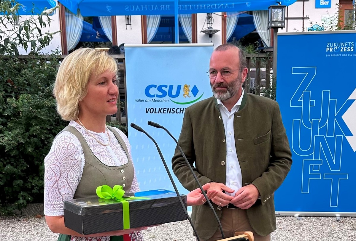 CSU-Ortsvorsitzende Petra Högl dankt Manfred Weber für sein Kommen zum Familienfest nach Leibersdorf