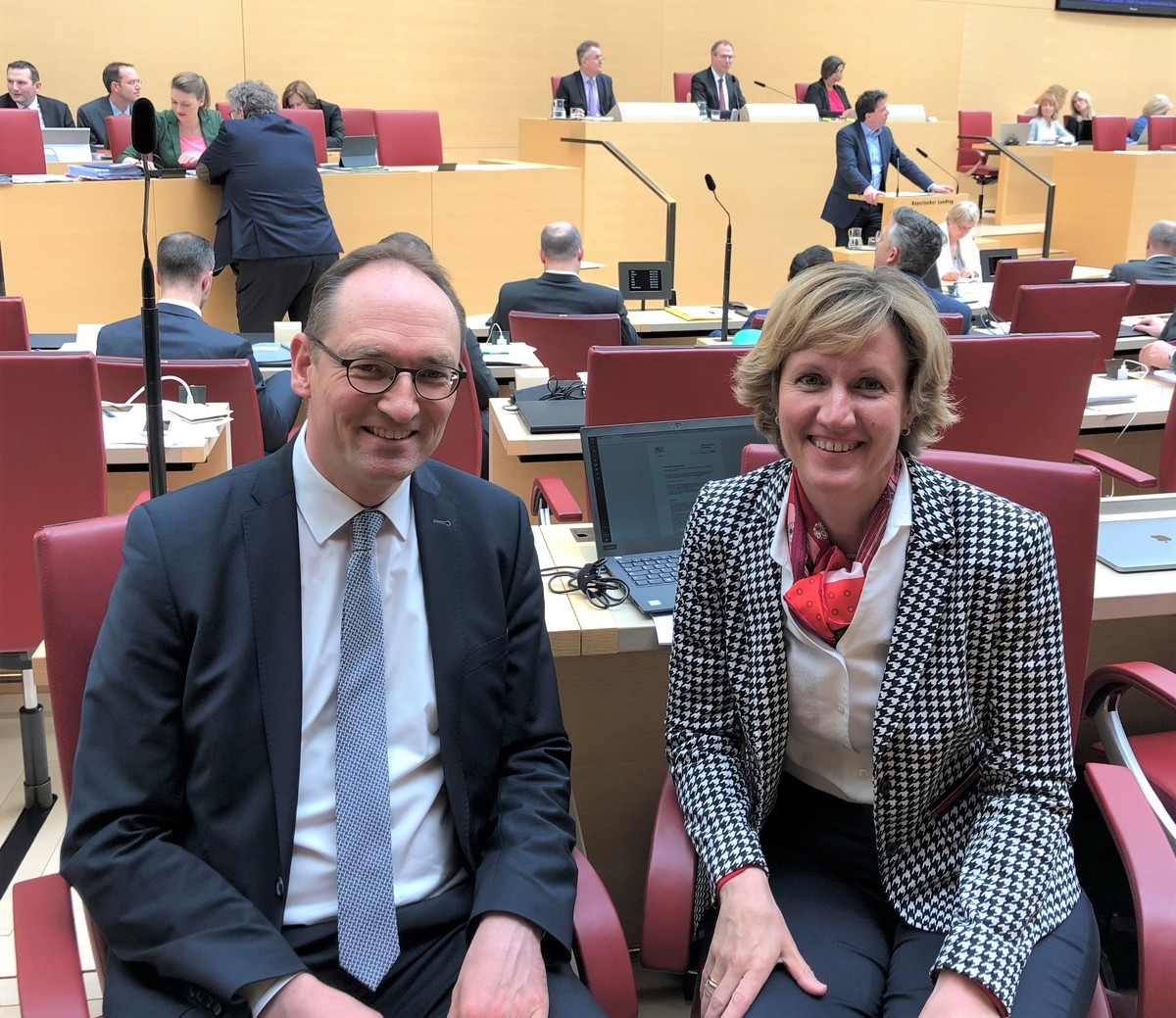 Freuen sich �ber die gefundene L�sung zur Schulgeldfreiheit in wichtigen Gesundheitsberufen: MdL Petra H�gl und MdL Bernhard Seidenath, Vorsitzender des Gesundheitsausschusses im Bayerischen Landtag 