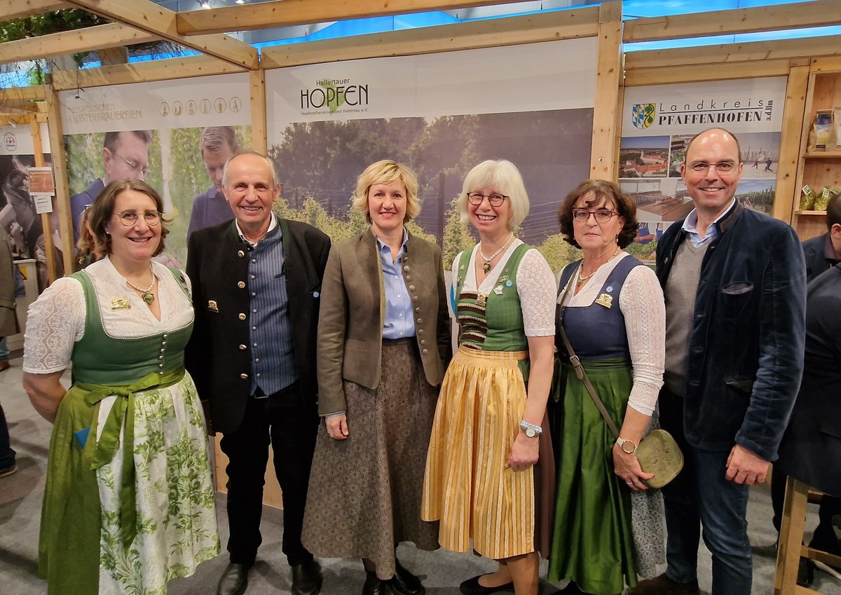 Hopfenbotschafterin Kathrin Kund aus Geisenfeld, Attenhofens Brgermeister Franz Stiglmaier, MdL Petra Hgl, Hopfenbotschafterin Elisabeth Stiglmaier aus Attenhofen, Pfaffenhofens Kreisbuerin Waltraud Daniel und Volkenschwands Brgermeister Franz Hgl