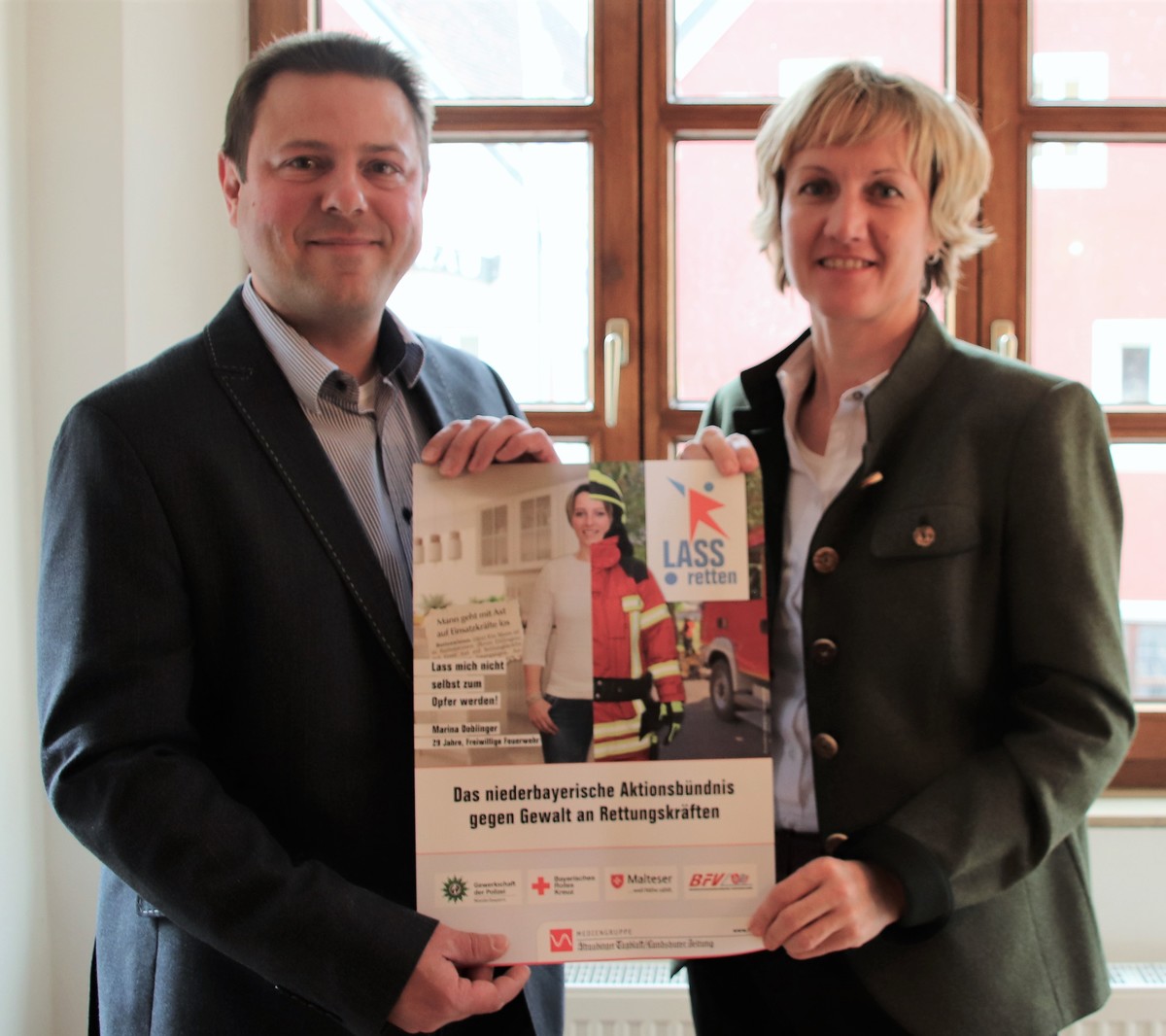 Kreisbrandrat Nikolaus H�fler und Abgeordnete Petra H�gl werben gemeinsam f�r das Aktionsb�ndnis Lass Retten - Gegen Gewalt an Rettungskr�ften 