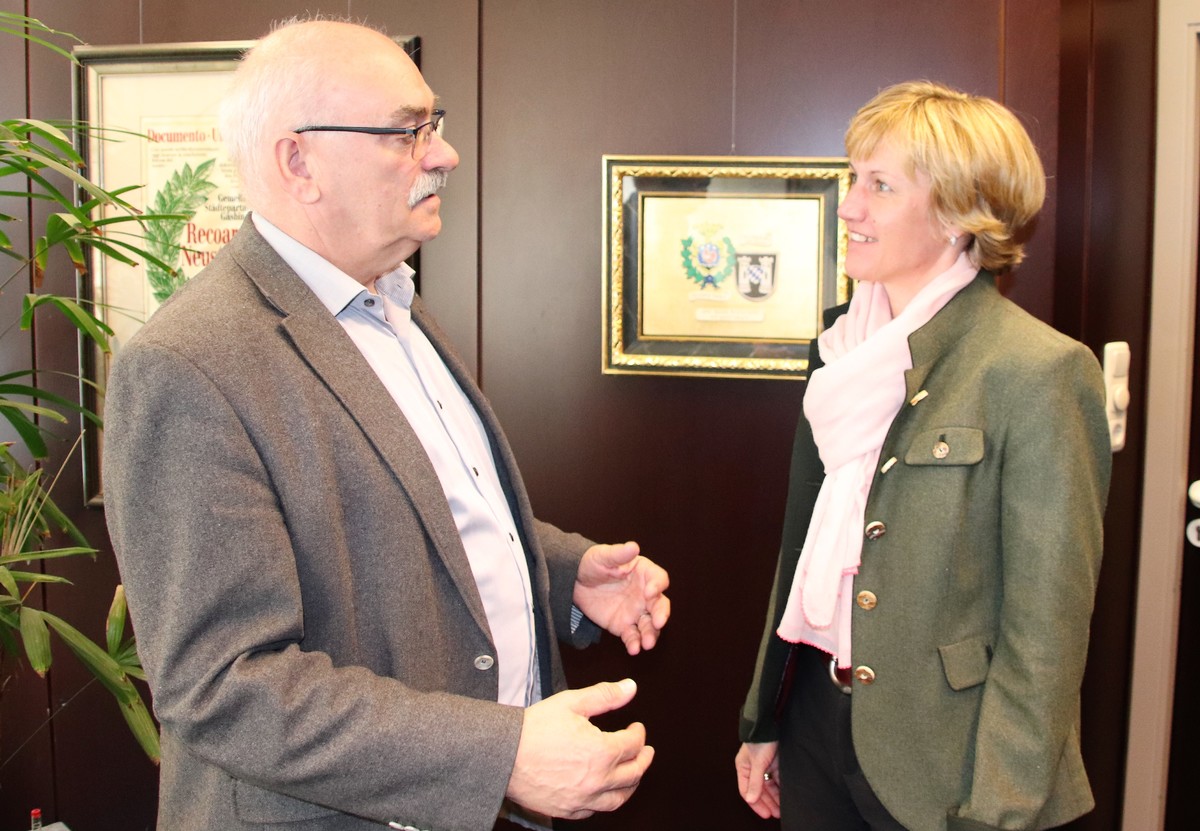 Landtagsabgeordnete Petra Hgl im Austausch mit Neustadts Rathauschef Thomas Reimer 