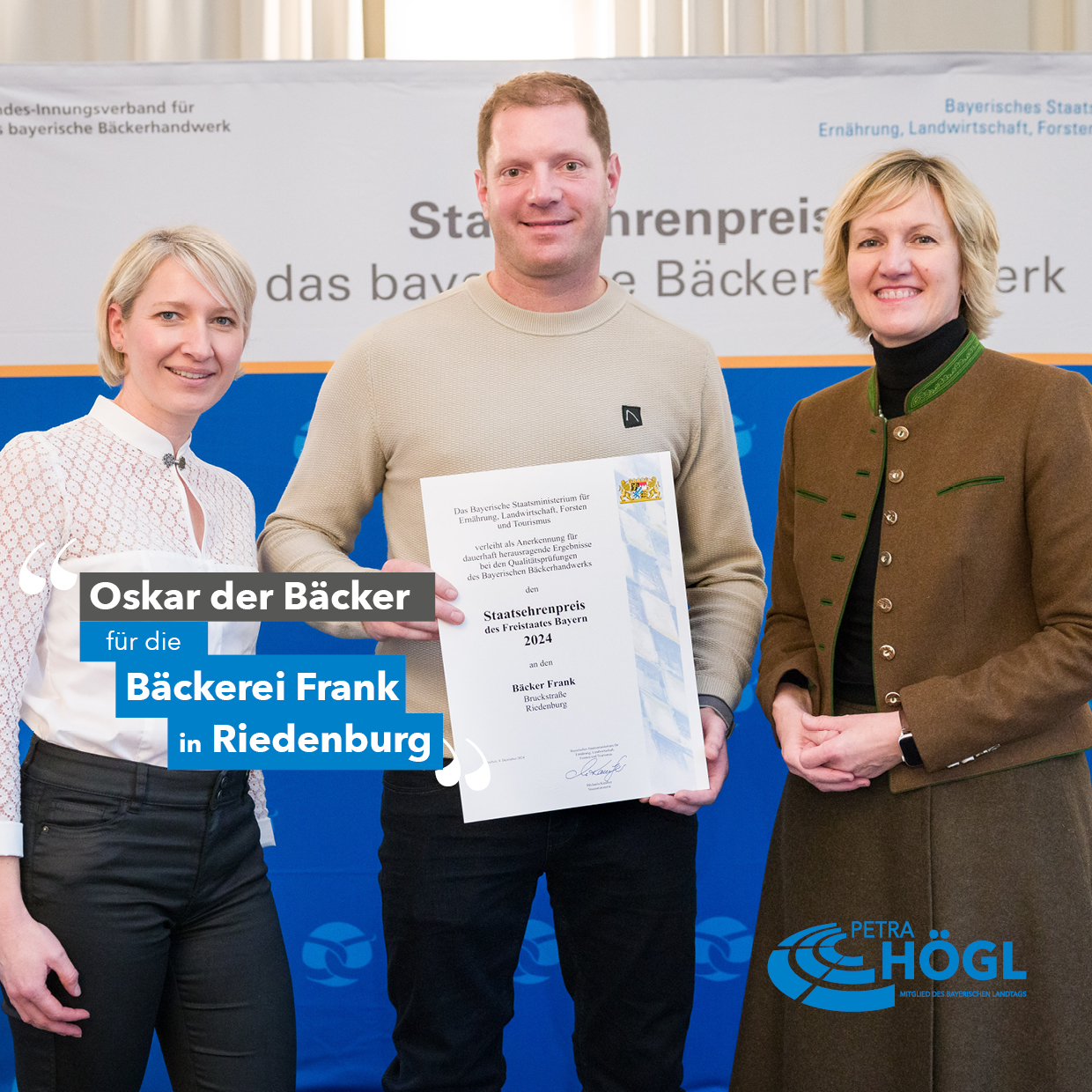 Kelheims Landtagsabgeordnete Petra Hgl (r.) gratuliert Karin und Daniel Frank zur Auszeichnung mit dem Bayerischen Staatsehrenpreis 2024