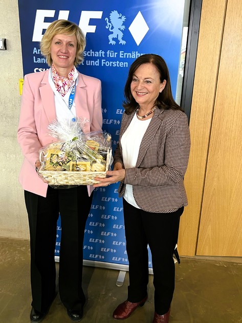 Die neugewhlte Landesvorsitzende der Arbeitsgemeinschaft Landwirtschaft der CSU Petra Hgl (links), dankt ihrer Vorgngerin Marlene Mortler fr deren groen Einsatz