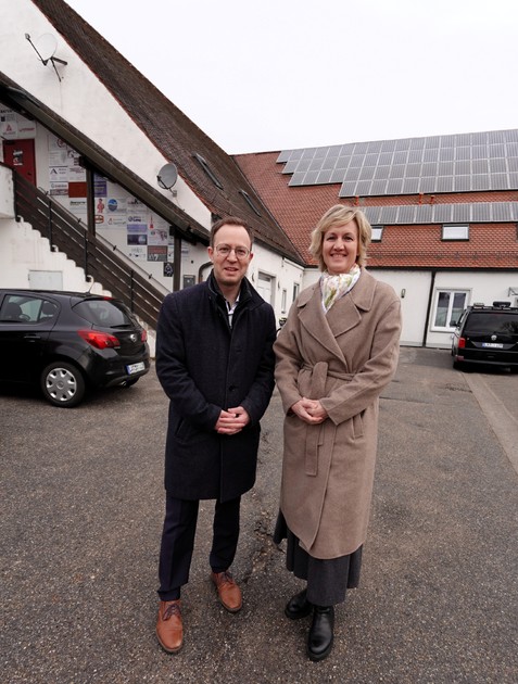 Freuen sich ber die krftige finanzielle Untersttzung des Freistaats: Pfeffenhausens Brgermeister Florian Hlzl und Landtagsabgeordnete Petra Hgl