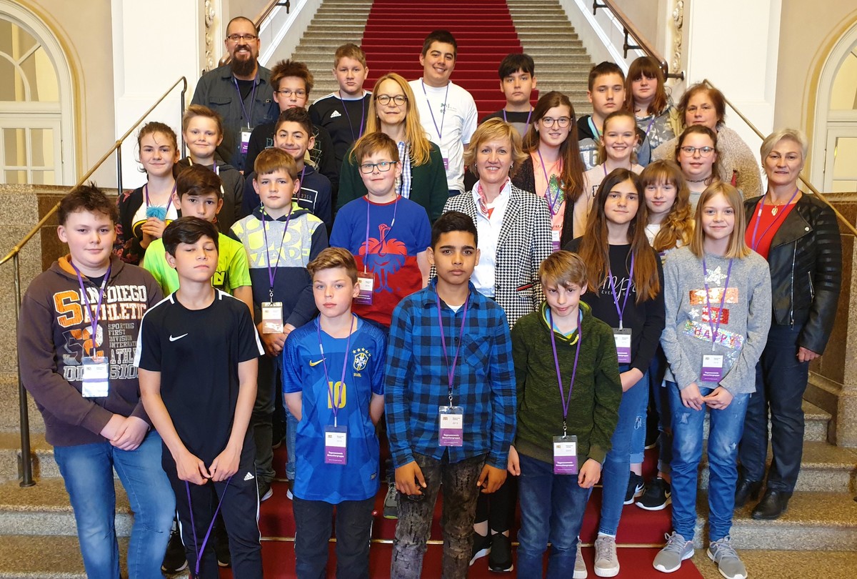 Die Sch�ler der Klasse 6a der Hallertauer Mittelschule Mainburg mit Landtagsabgeordneter Petra H�gl und ihren Betreuern auf der Treppe zum Plenarsaal des Bayerischen Landtags.