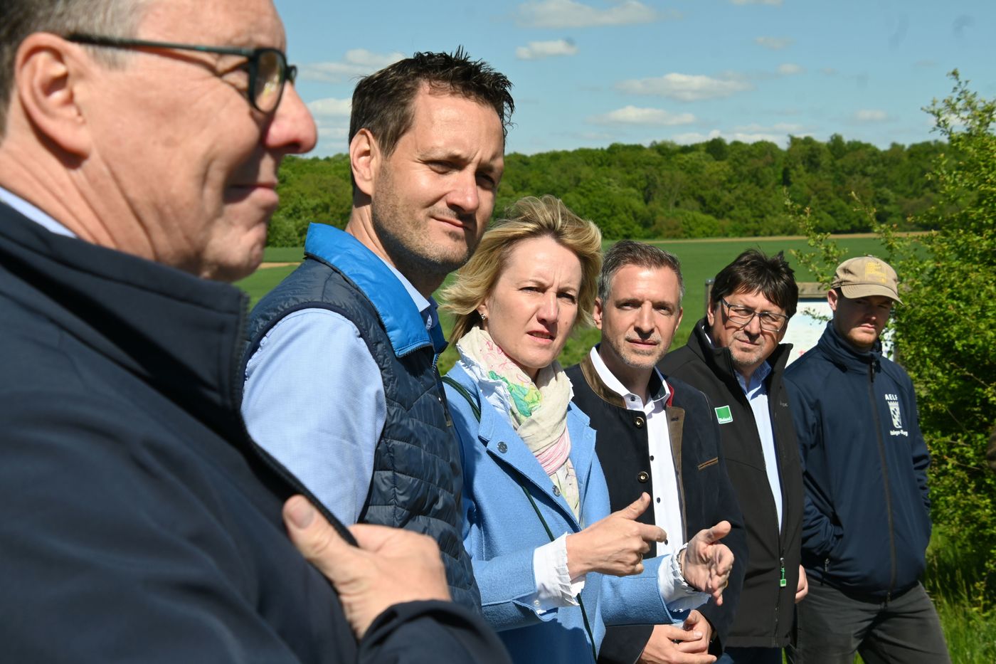 MdL Petra H�gl mit den Landtagsabgeordneten Bj�rn Jungbauer (l.) und Thorsten Schwab (r.) im Gespr�ch mit Biolandbauern aus Unterfranken in Gadenheim