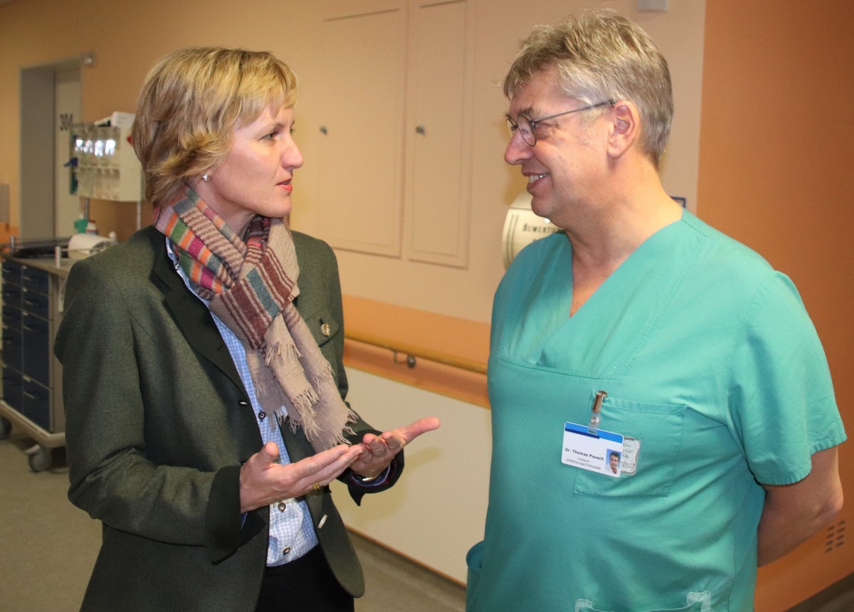 Landtagsabgeordnete Petra Hgl im Gesprch mit Chefarzt Dr. Thomas Pausch vom Krankenhaus Mainburg