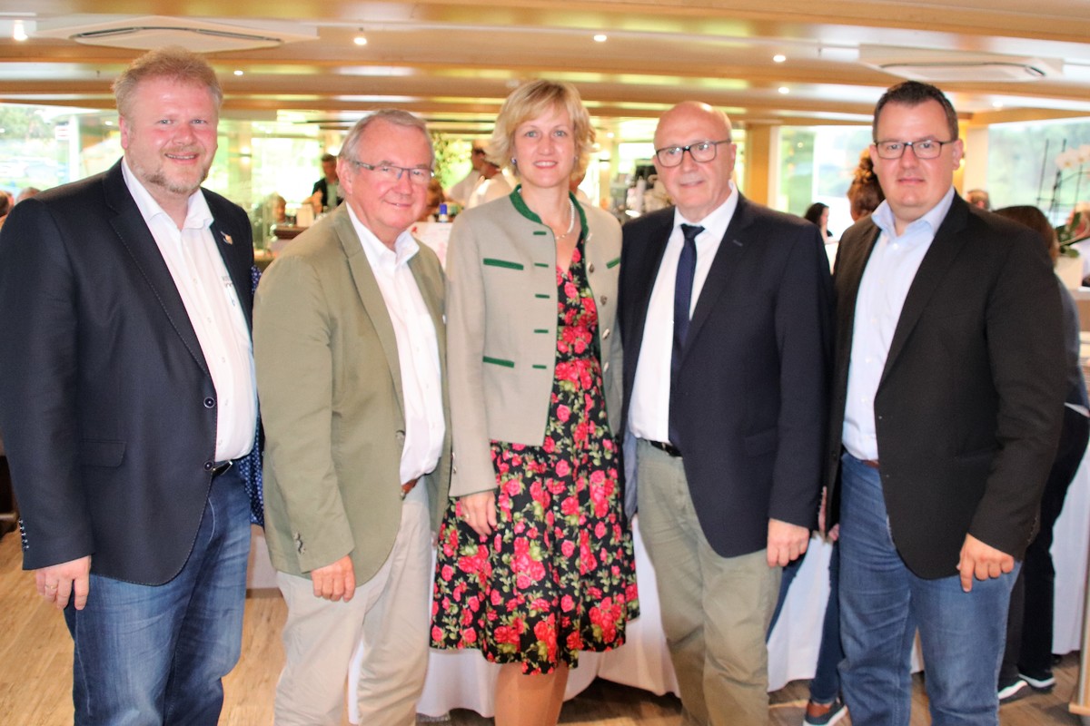 Mit rund 97 Prozent wurde Martin Neumeyer wieder als Landratskandidat der CSU nominiert.