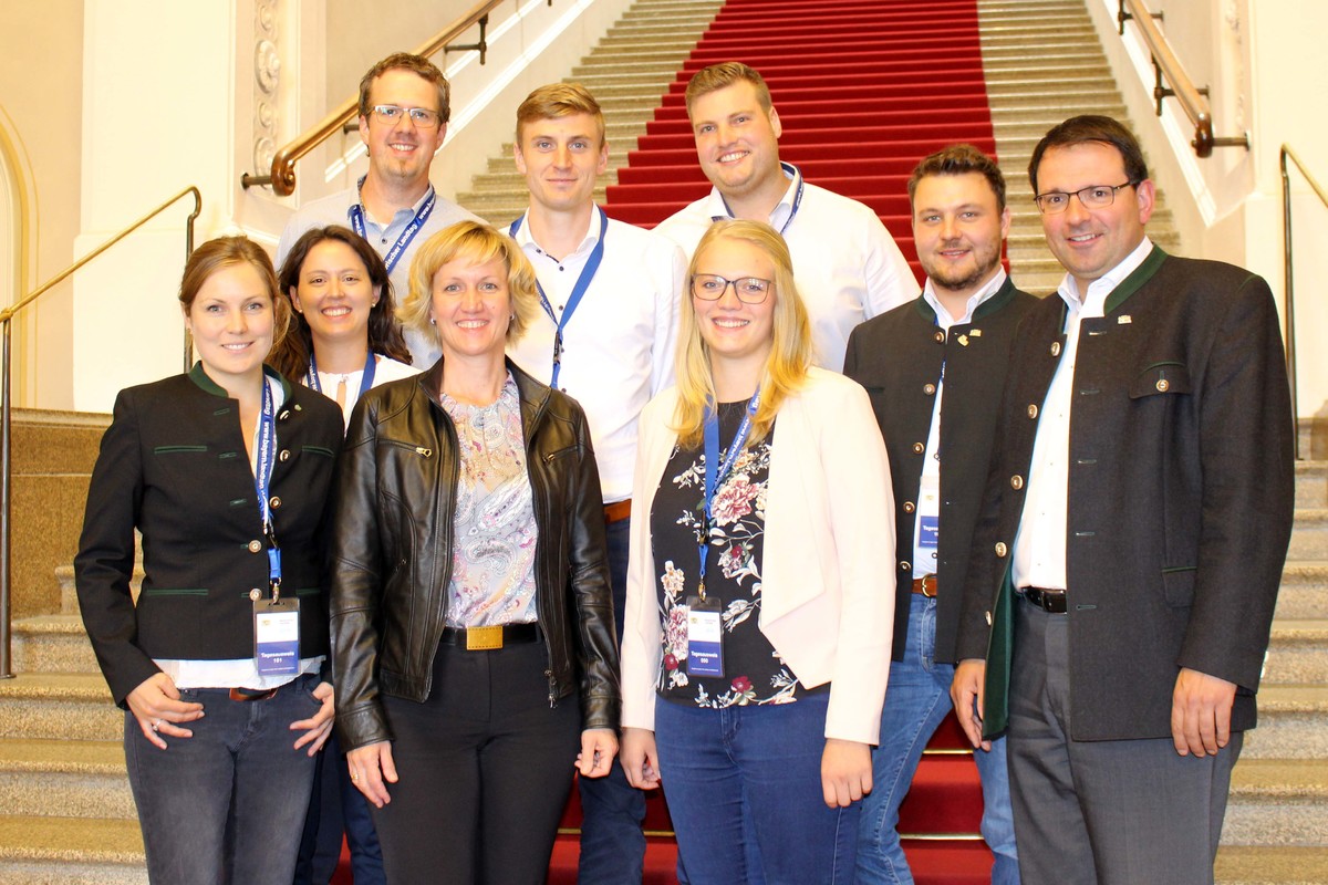 Monika Nachreiner, Bezirksvorsitzende der BJB Niederbayern; Petra H�gl, MdL; Katharina Hei�enhuber; Martin Sch�ffel, MdL; (in der mittleren Reihe) Isabella Karl; Benedikt Gr�ll; (in der hinteren Reihe) Christian Stangl; Martin Unverdorben; Matthias H�gl, 