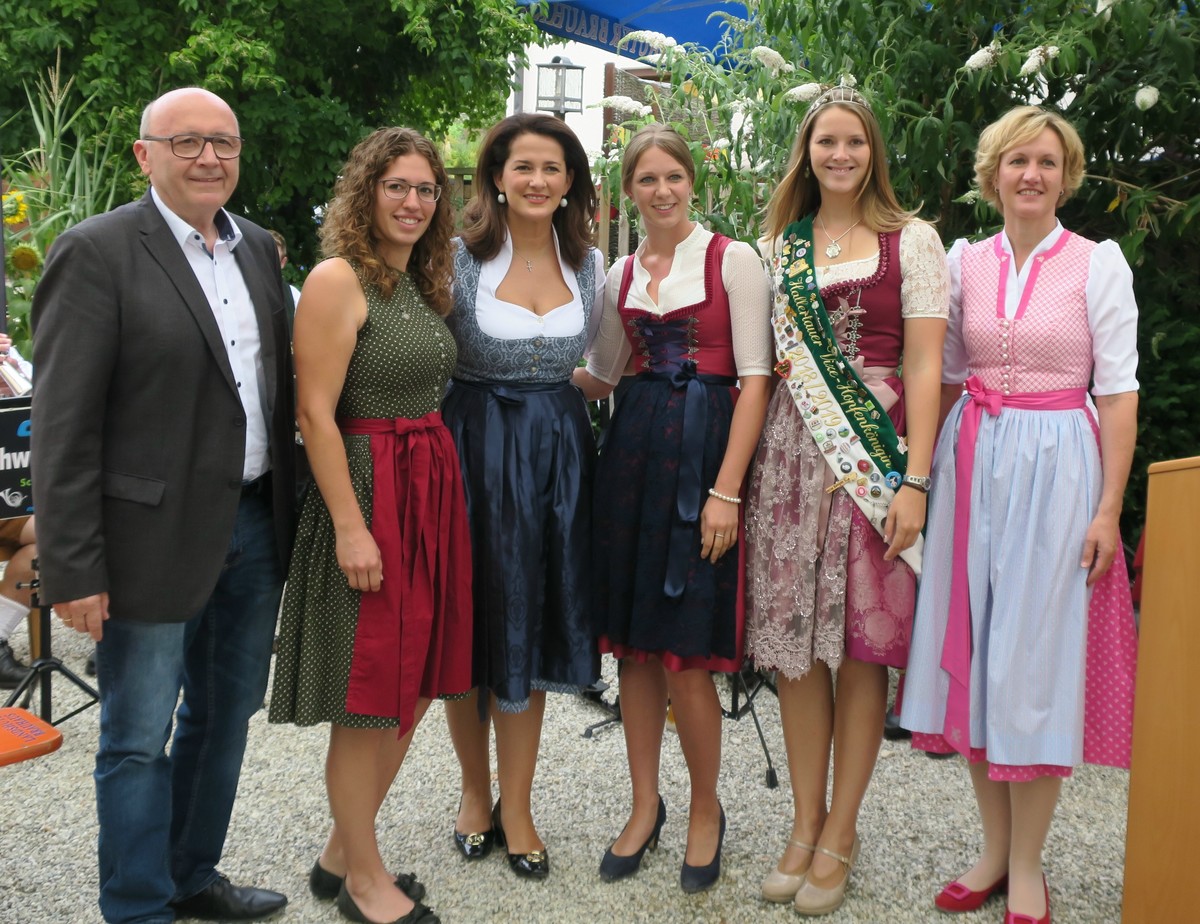 Landwirtschaftsministerin Michaela Kaniber (4.v.r.) mit Landrat Martin Neumeyer, MdL Petra H�gl (r.), Vize-Hopfenk�nigin Maria Kirzinger (2 v.r.) und den beiden Bewerberinnen zur Hopfenk�nigin Therese Hagl (3.v.r.) und Lisa Wittmann beim Familienfest (Fot