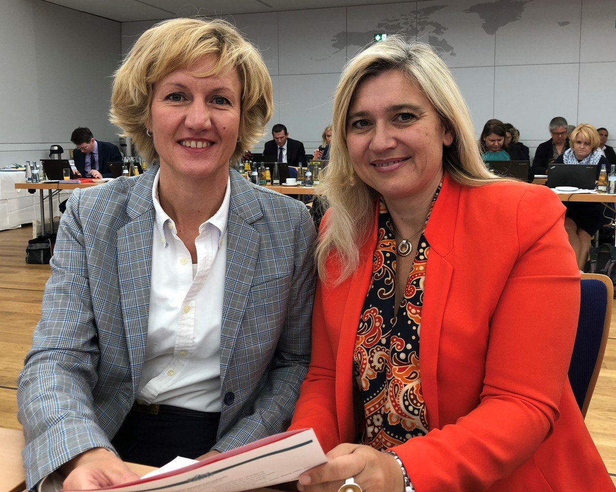 Landtagsabgeordnete Petra H�gl im Gespr�ch mit Bayerns Gesundheitsministerin Melanie Huml (r.) (Foto: Stefan Scheuerer)