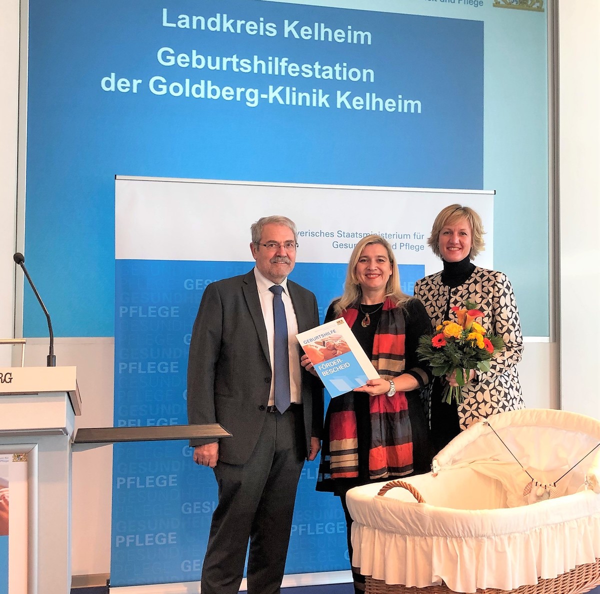 Gesundheitsministerin Melanie Huml (Mitte) bergibt den Frderbescheid fr die Goldberg-Klinik an stv. Landrat Willi Drr und MdL Petra Hgl