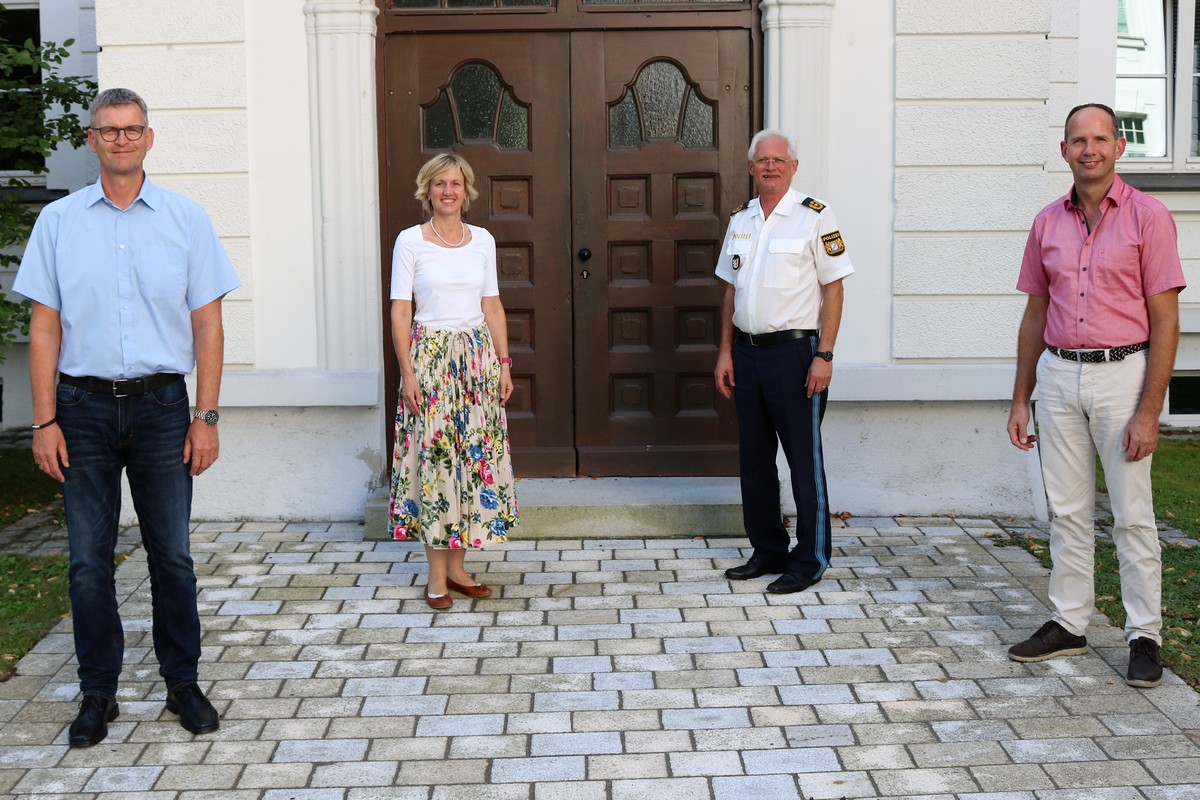 BU: MdL Petra H�gl im Gespr�ch mit Niederbayerns Polizeipr�sident Herbert Wenzl und den Vertretern der GdP Andreas Holzhausen (l.) und Reinhard Brunner (r.)