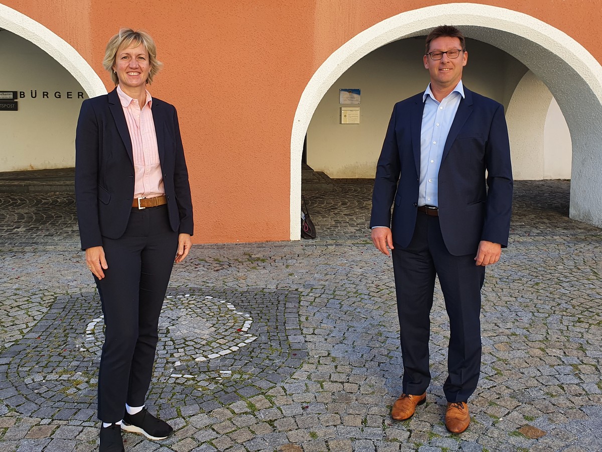 BU: Die weitere Digitalisierung der Schulen war ein wichtiges Thema beim Arbeitsgespr�ch von MdL Petra H�gl und B�rgermeister Helmut Fichtner