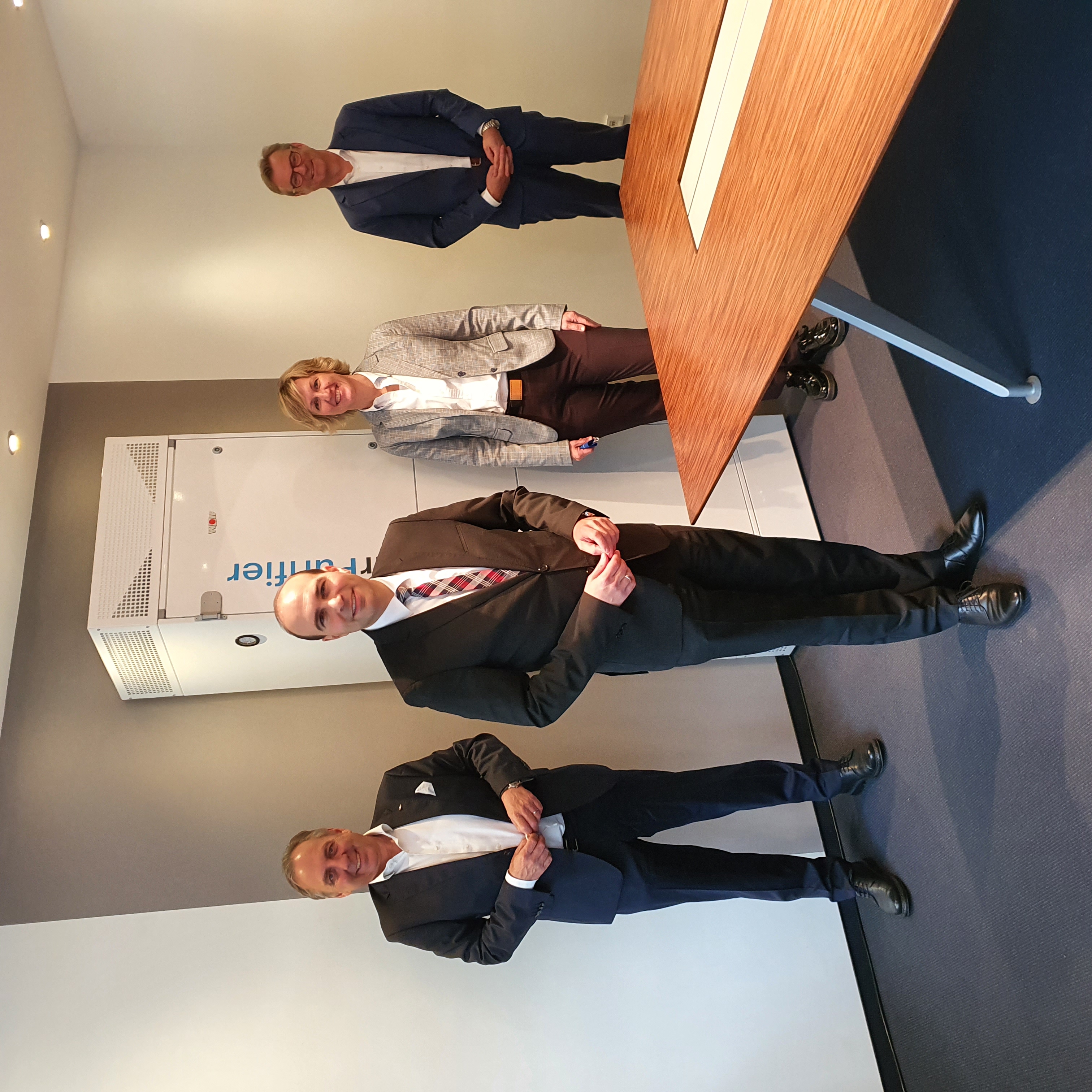 Konnten sich selbst von der Wirksamkeit der Raumluftanlagen �berzeugen. Die Heimatabgeordneten Petra H�gl (Landtag) und Florian O�ner (Bundestag) mit Wolf-Gesch�ftsf�hrer Christian Amann (rechts) und Bernhard Steppe, Gesch�ftsf�hrer Vertrieb.