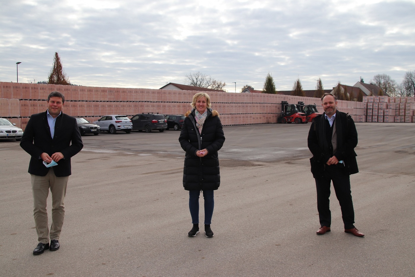 BU: MdL Petra H�gl im Gespr�ch mit LB-Inhaber Thomas Bader und Peter H�lsen (r.) vom Bayerischen Ziegelindustrie-Verband (Foto: Stefan Scheuerer)